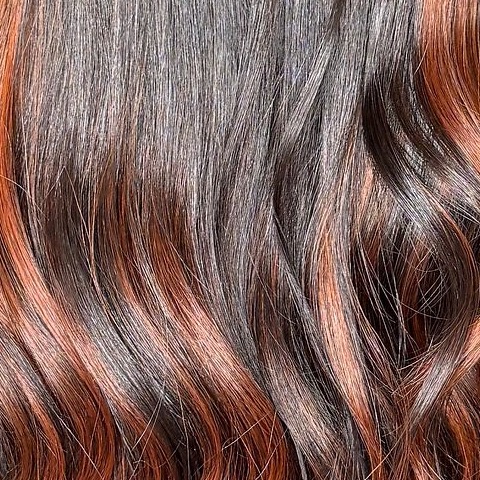 Balayage cuivré travaillé en dégradé sur base brune