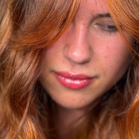 Coloration cuivre lumineuse, mèches encadrant le visage