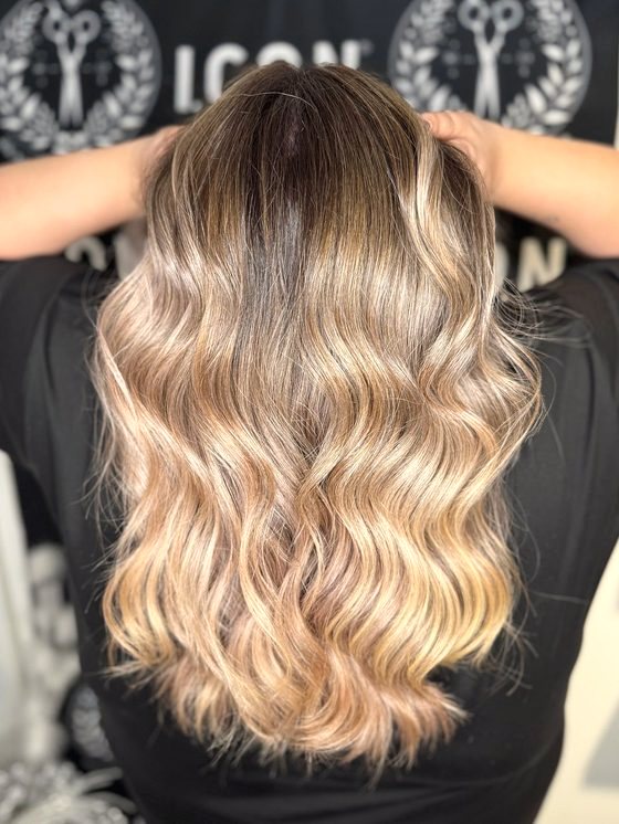 Balayage blond cendré fondu, vagues légères