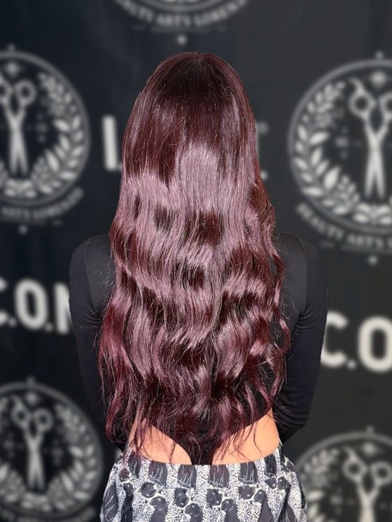 Coloration acajou profond, longueurs lisses et brillantes
