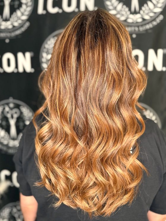 Coloration caramel lumineuse, boucles volumineuses