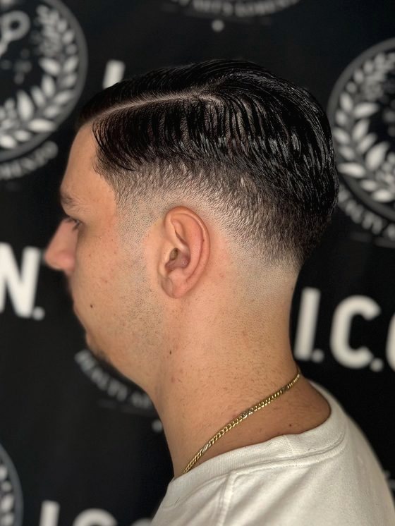 Coupe homme dégradée nette, finition au peigne