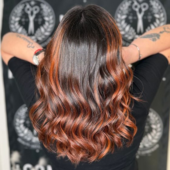 Balayage cuivré travaillé en dégradé, longueurs ondulées